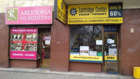 Kamienica w Warszawie na Mokotowie przy ul. Puławskiej 26A, a w niej sklep stacjonarny z tuszami i tonerami do drukarek - Cartridge Center. Sklep, który oferuje napełnianie tuszy do drukarek. Zaplecze na którym odbywa się napełnianie tuszy do drukarek.